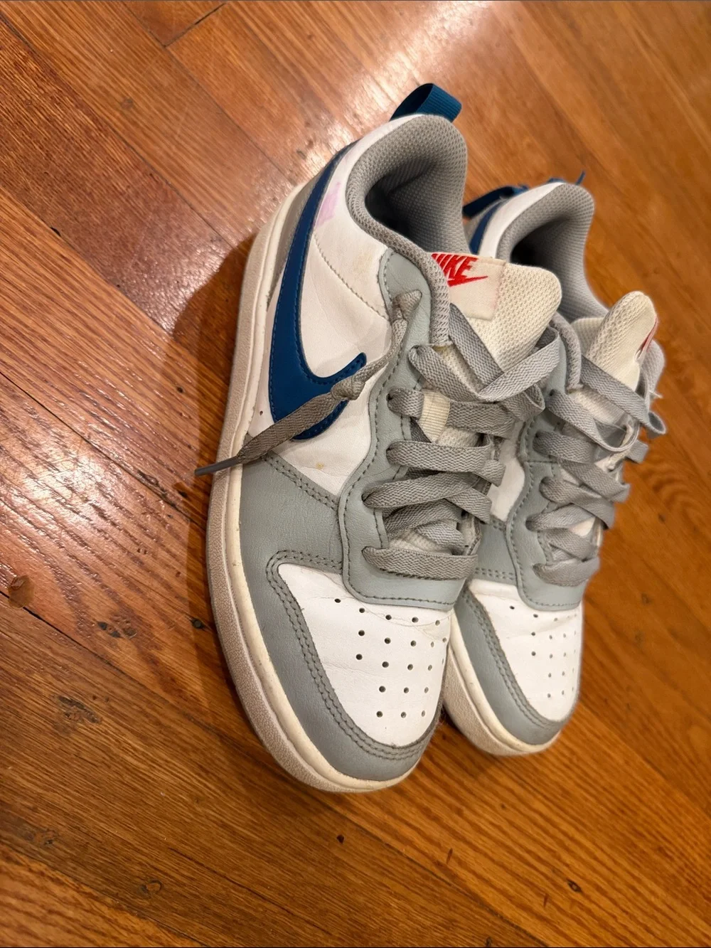 size 4.5 Nike Kids Low-Top Sneakers in White, Light Gray & Blue use good con